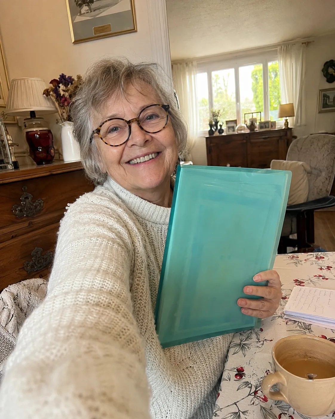 Monique G. avec son dossier rempli